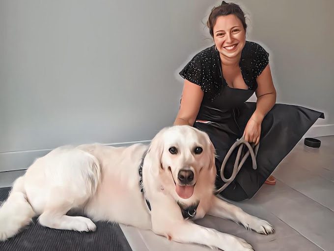 Virginie souriante avec un chien labrador adorablement toiletter